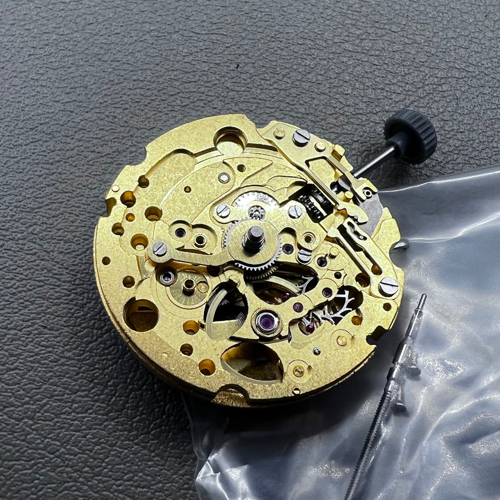 Japan Miyota 82S5 self-winding mechanical watch movement with 21 golden jewels, precision craftsmanship.