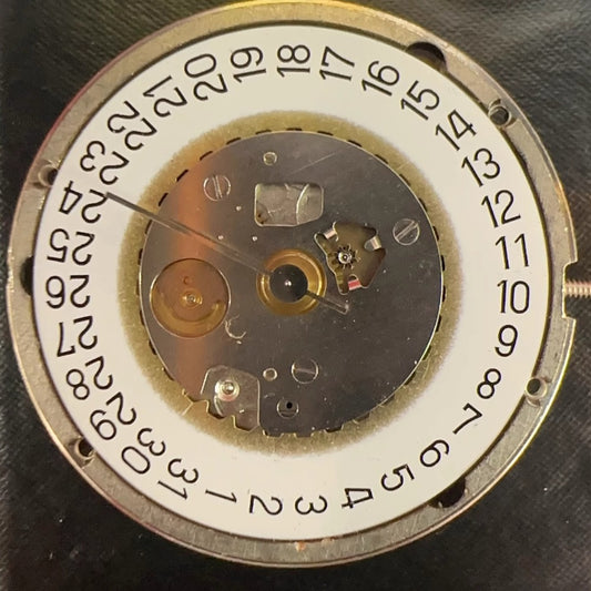 French 7121B quartz watch movement with 3 hands and single calendar date at 3 o'clock for precise timekeeping.
