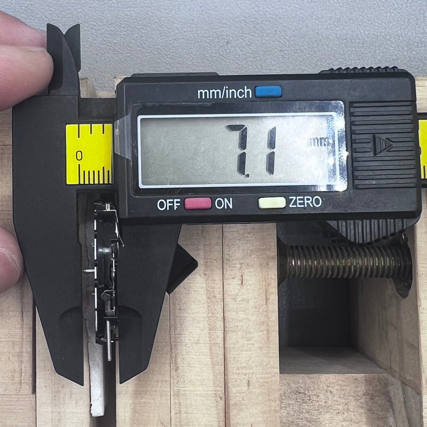 Epson VD57C watch movement displaying single calendar date at 3 o'clock position for Japan models