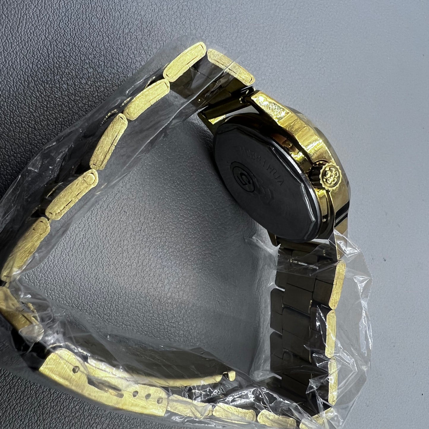 33mm Shanghai Golden Nail watch with manual mechanical movement and square gold case, 17 jewels detail.