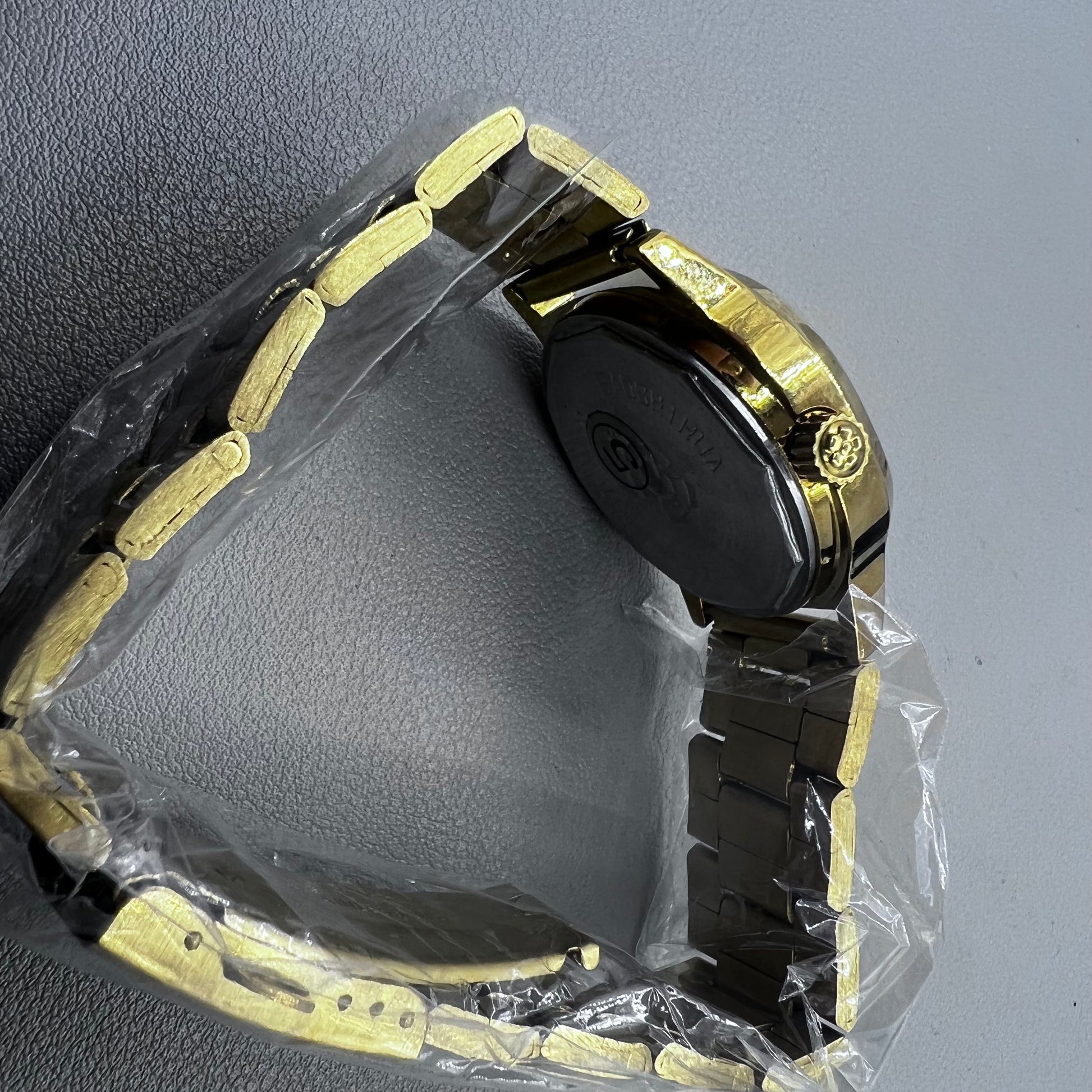 33mm Shanghai Golden Nail watch with manual mechanical movement and square gold case, 17 jewels detail.