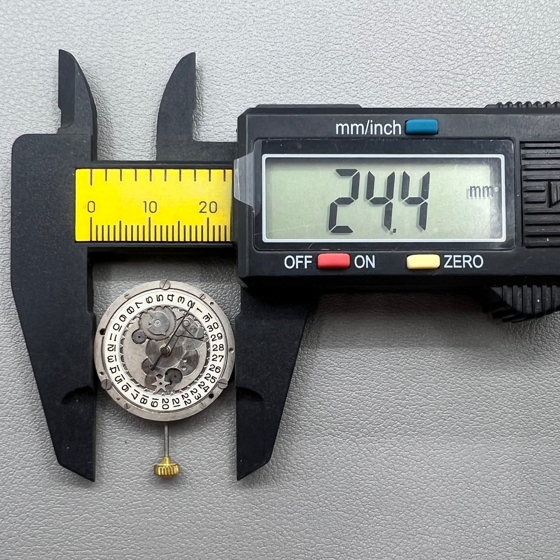 Swiss P-2460 quartz watch movement with 3 hands, reliable and precise for premium watch accessories