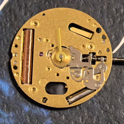 Swiss ISA 222 quartz watch part with 2 hands, no calendar, for precise timekeeping and repairs.