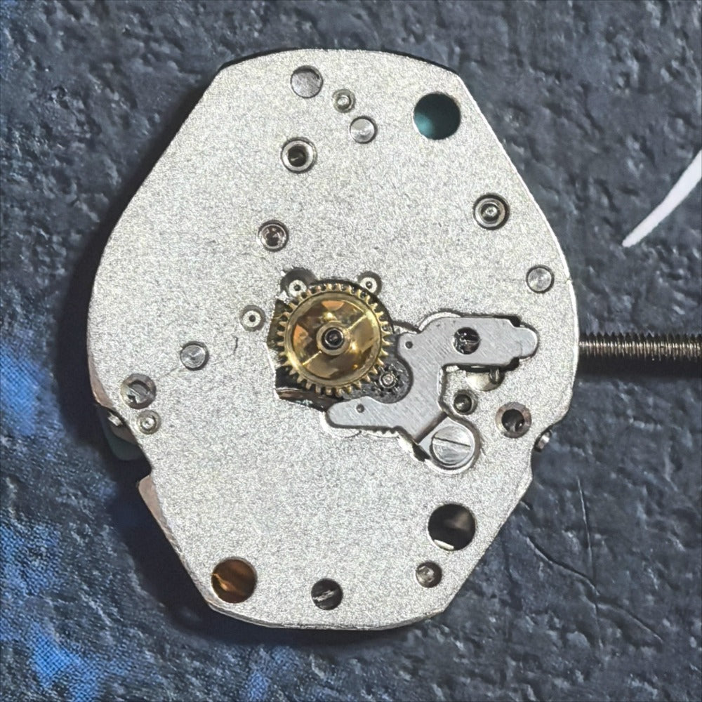 Working Stock Movement 562.101 quartz watch part with 3 hands, precise timekeeping for watch repairs.