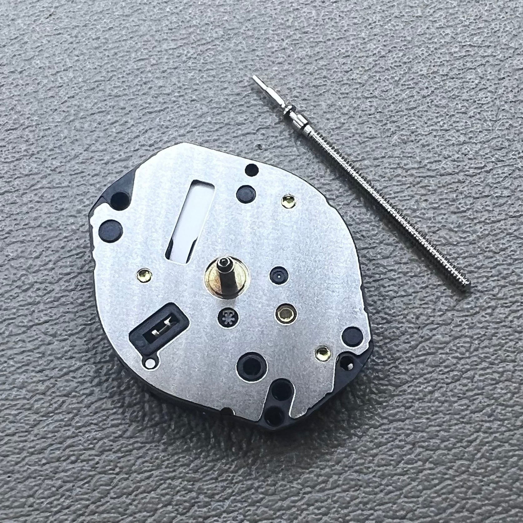 Japan Hattori Epson TMI Y121E quartz watch movement for precise timekeeping in wristwatches.