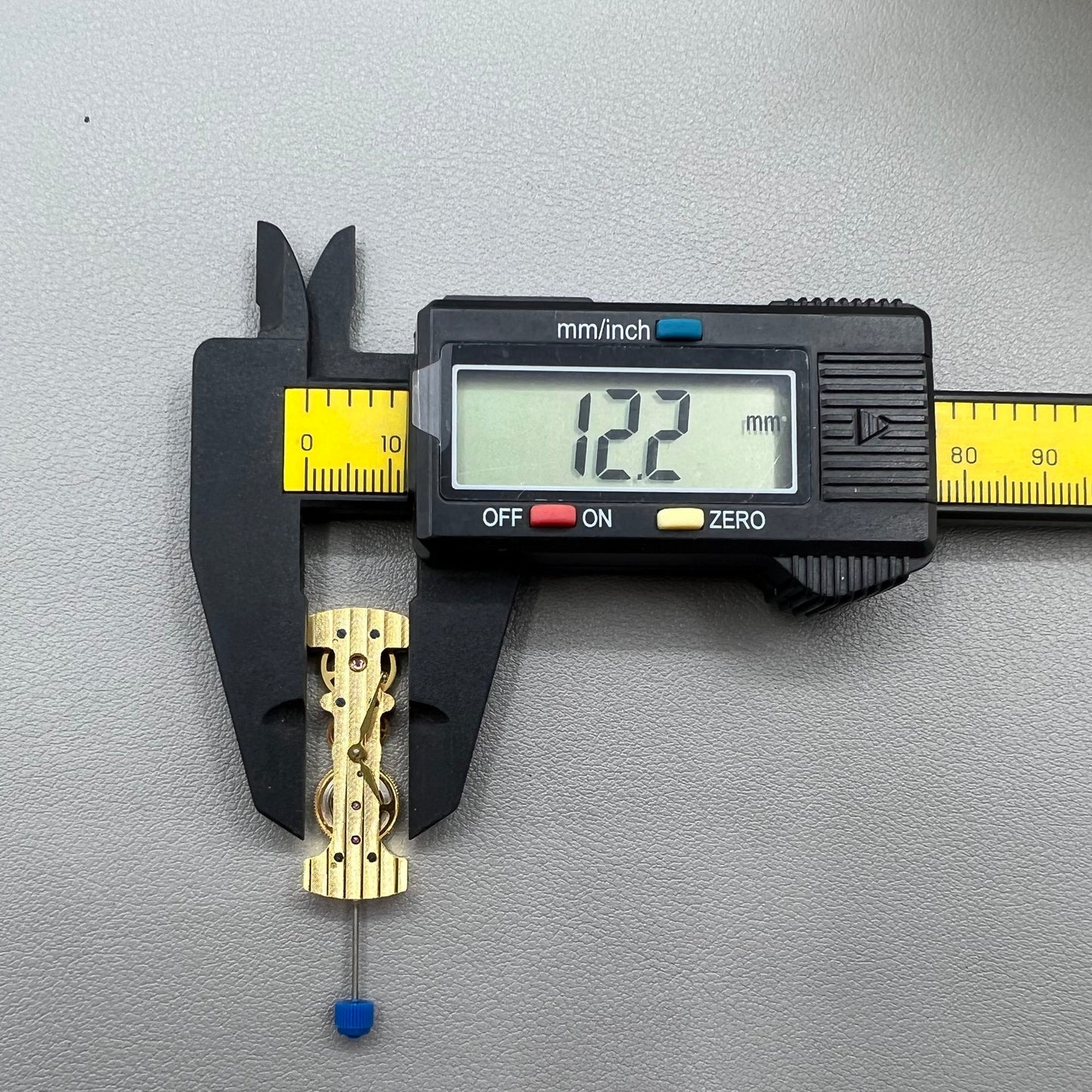Mechanisches Uhrwerk mit goldenem Langzeiger, Handaufzug f�r pr�zise Zeitmessung