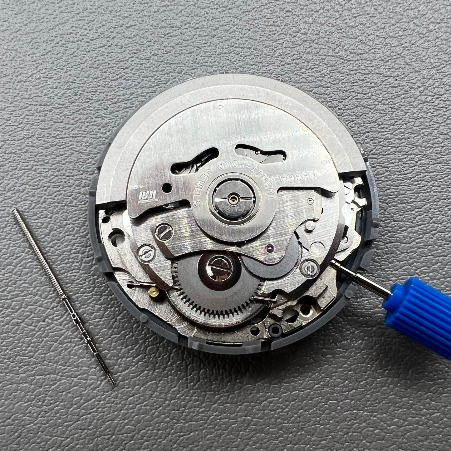 Seiko Automatikwerk NH36A mit blauem Zifferblatt und wei�er leuchtender Krone, mechanisches Uhrwerk