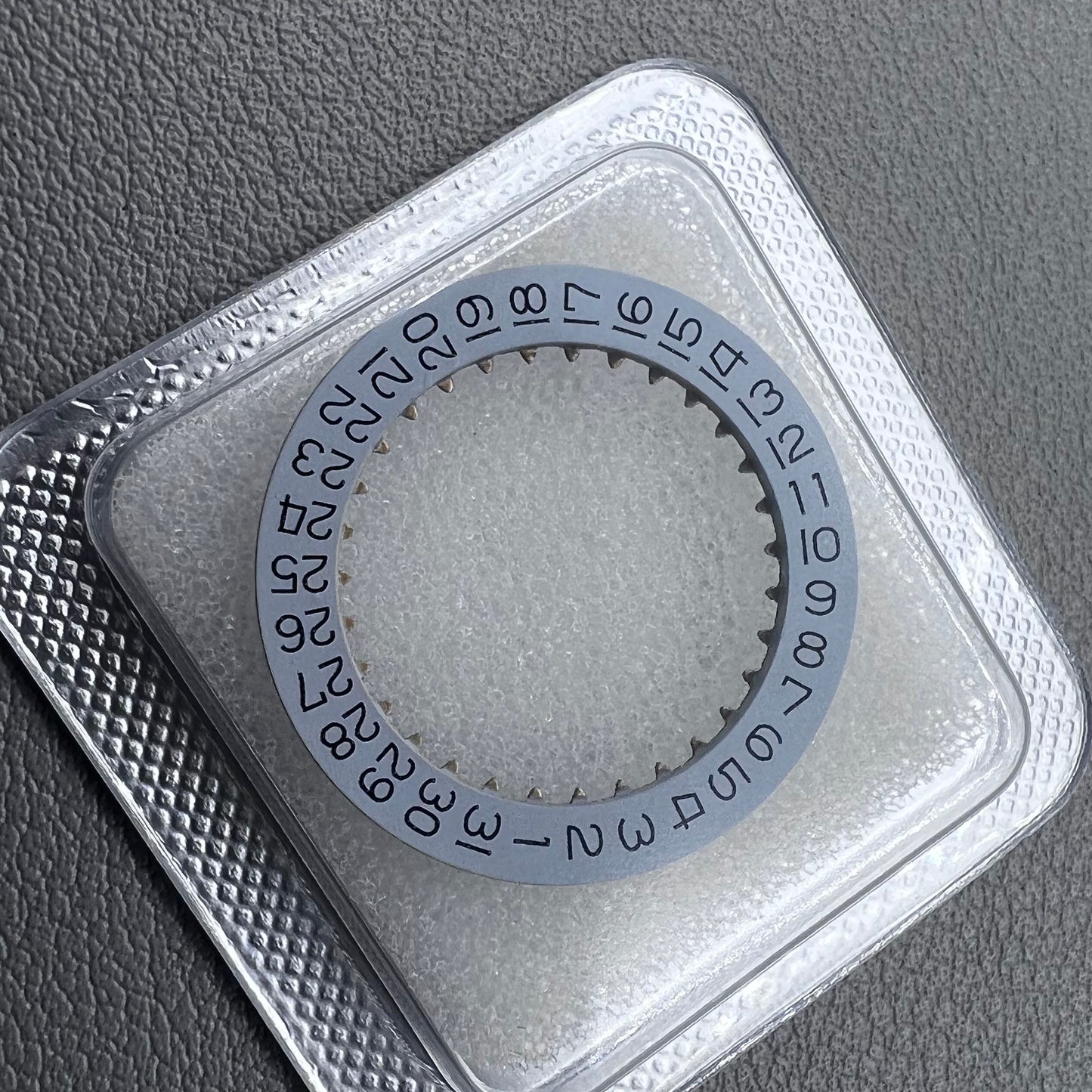 Omega 1020 1030 watch date wheel disk showing date at 3 o'clock for precise timekeeping