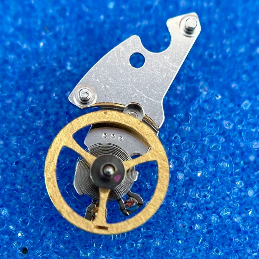 Balance wheel with splint for Swiss ETA2000 L595.2 movement, precision watch accessory.
