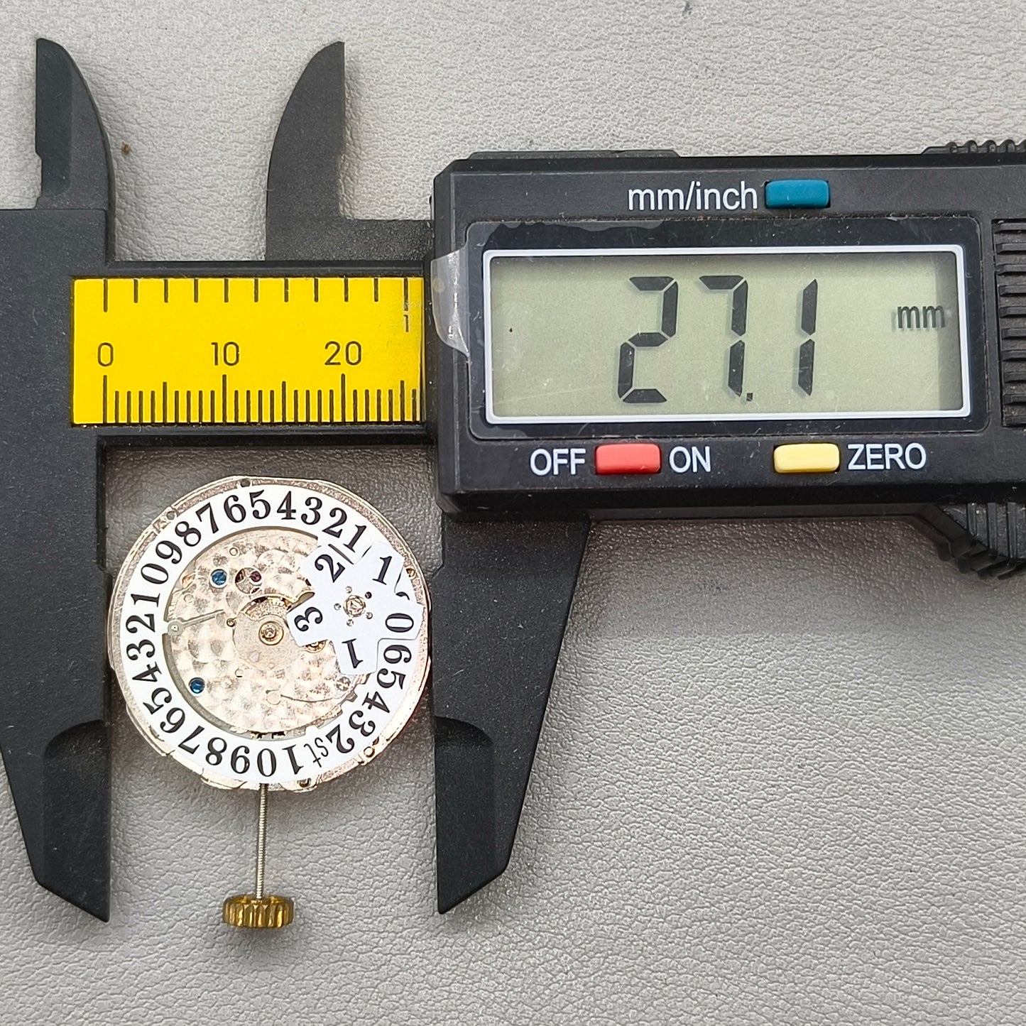 China 2242 Automatic Movement Single Calendar 2 Hands with Small Second