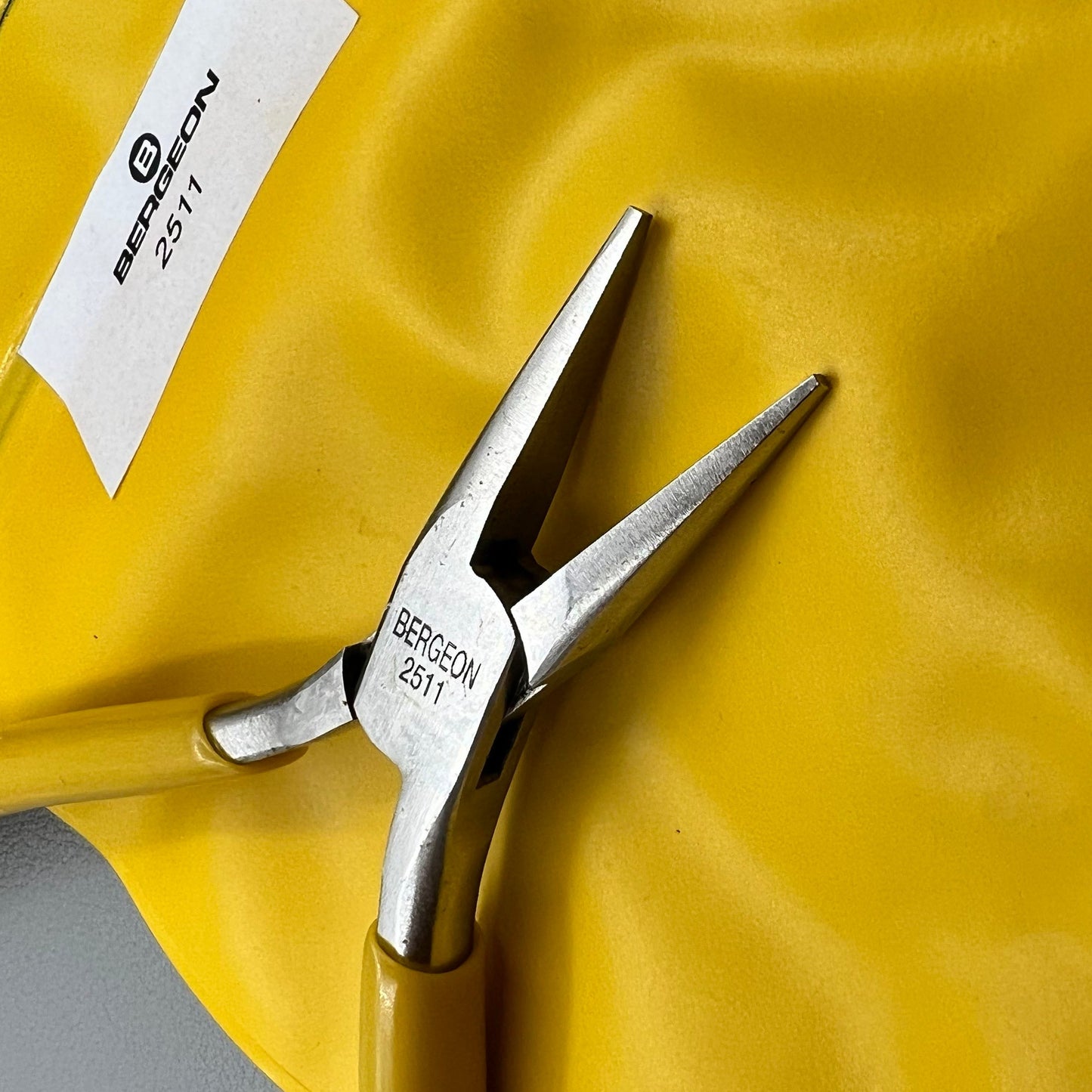 Bergeon Swiss 2511 Halbrund Spitzenschmiede Flachbackenzange