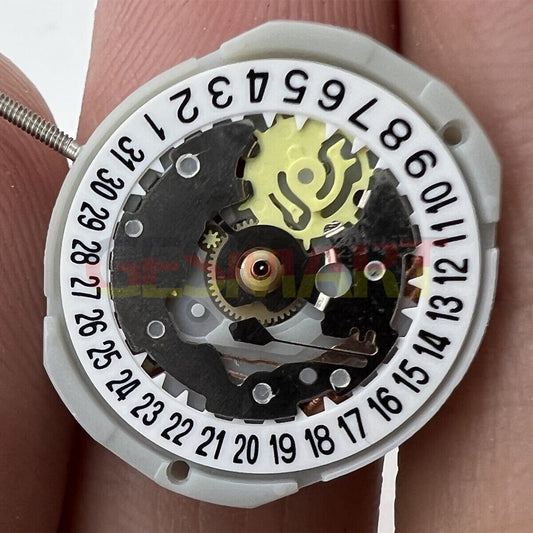 Sunon PE25 quartz watch movement with 3 hands and date window at 3 and 6 o?clock, replacement part.