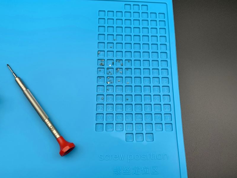 Silicone insulation pad 34x23cm, thermostable and anti-corrosive for watch repair tasks.