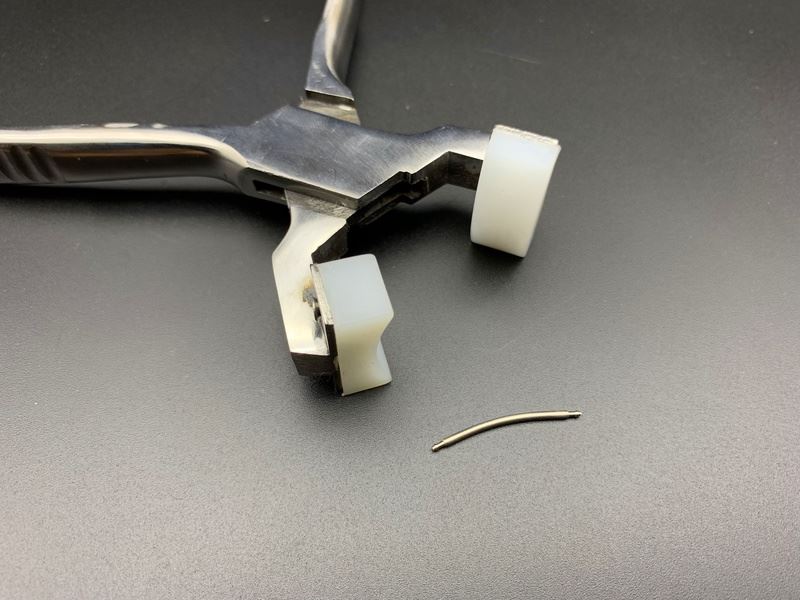 Spring shaft pliers adjusting watchband steel bracelet with connecting ear rod.