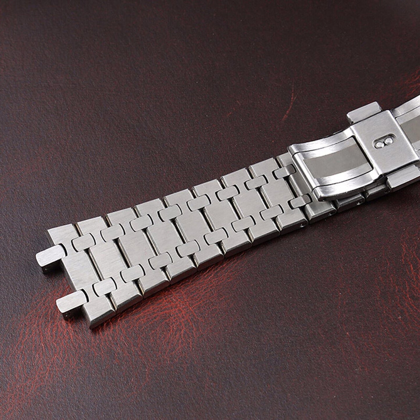 41MM 316L stainless steel watch case and strap with VK63 movement and scratch-resistant sapphire glass.
