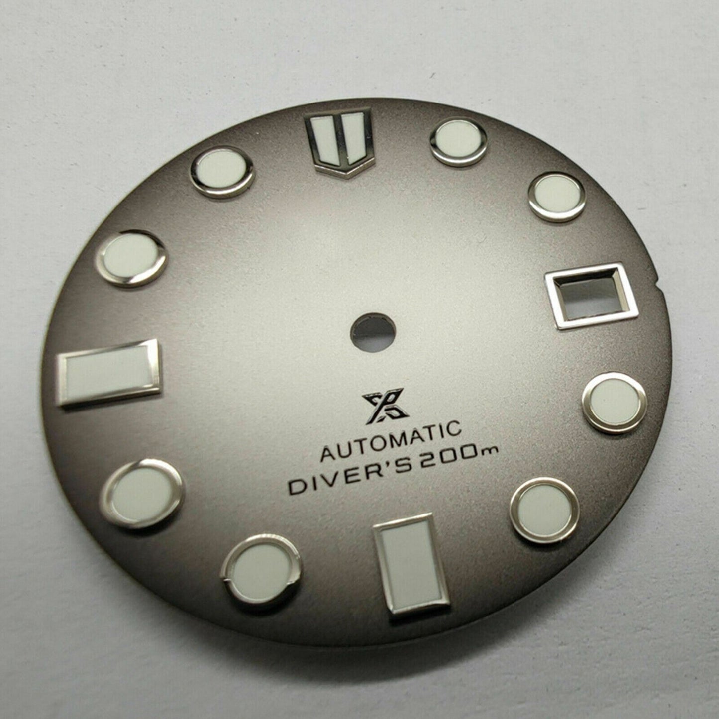 Cadran de montre C3 vert lumineux de 28,5 mm avec date à 3 h pour mouvement automatique NH35