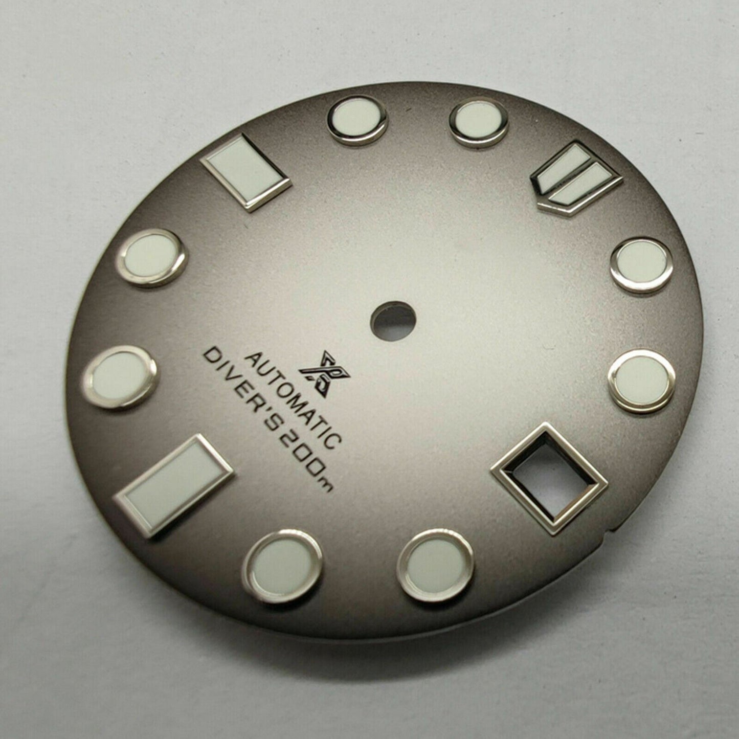 Cadran de montre C3 vert lumineux de 28,5 mm avec date à 3 h pour mouvement automatique NH35