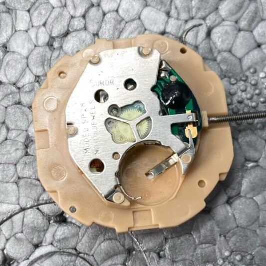 Sunon SP28 quartz watch movement with 3 hands, date and day display for precise timekeeping.